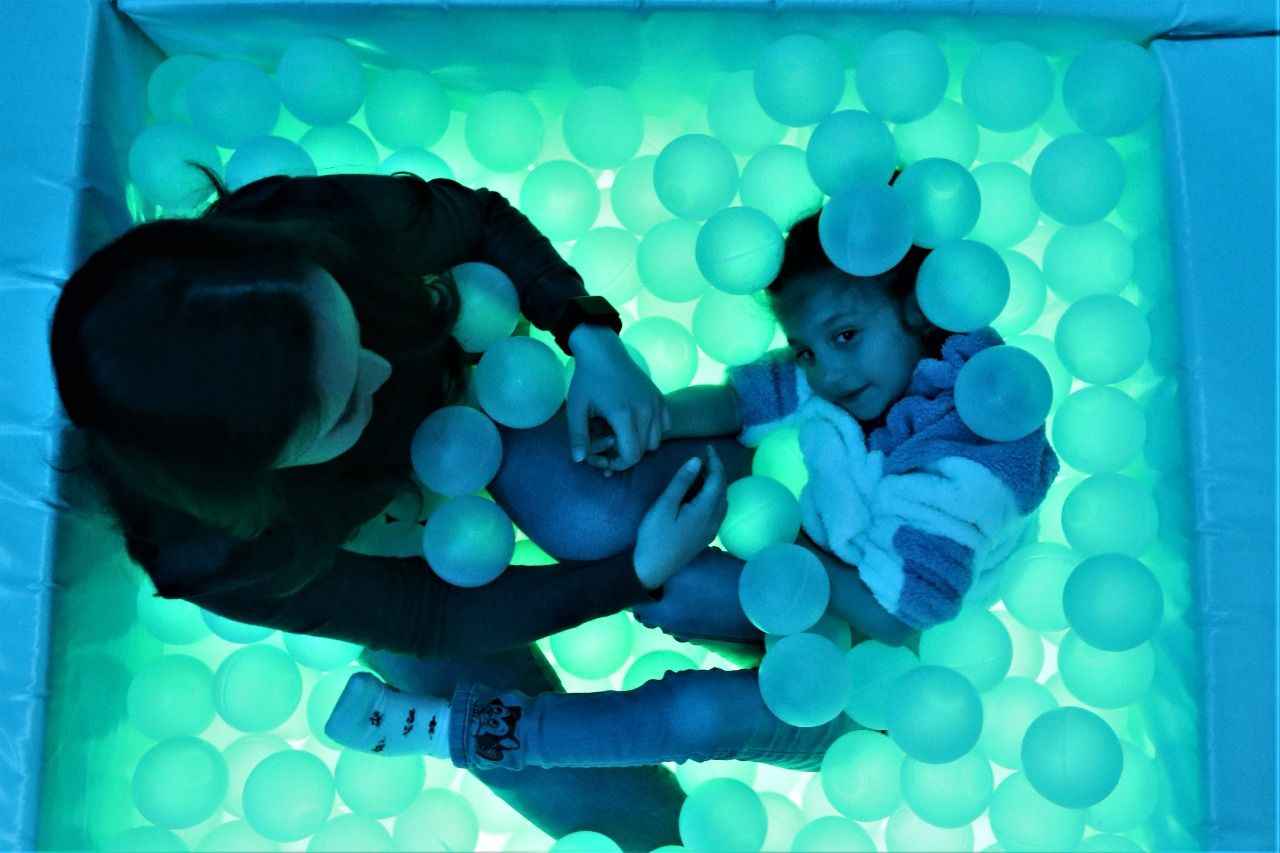 FAMILIEN FINDEN GLCK IN DEN HNDEN TRKISCHER PDAGOGEN