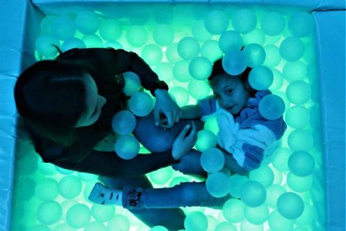 FAMILIEN FINDEN GLCK IN DEN HNDEN TRKISCHER PDAGOGEN